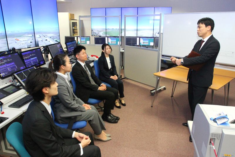 航空管制科（実習室：①飛行場管制）DS.jpg