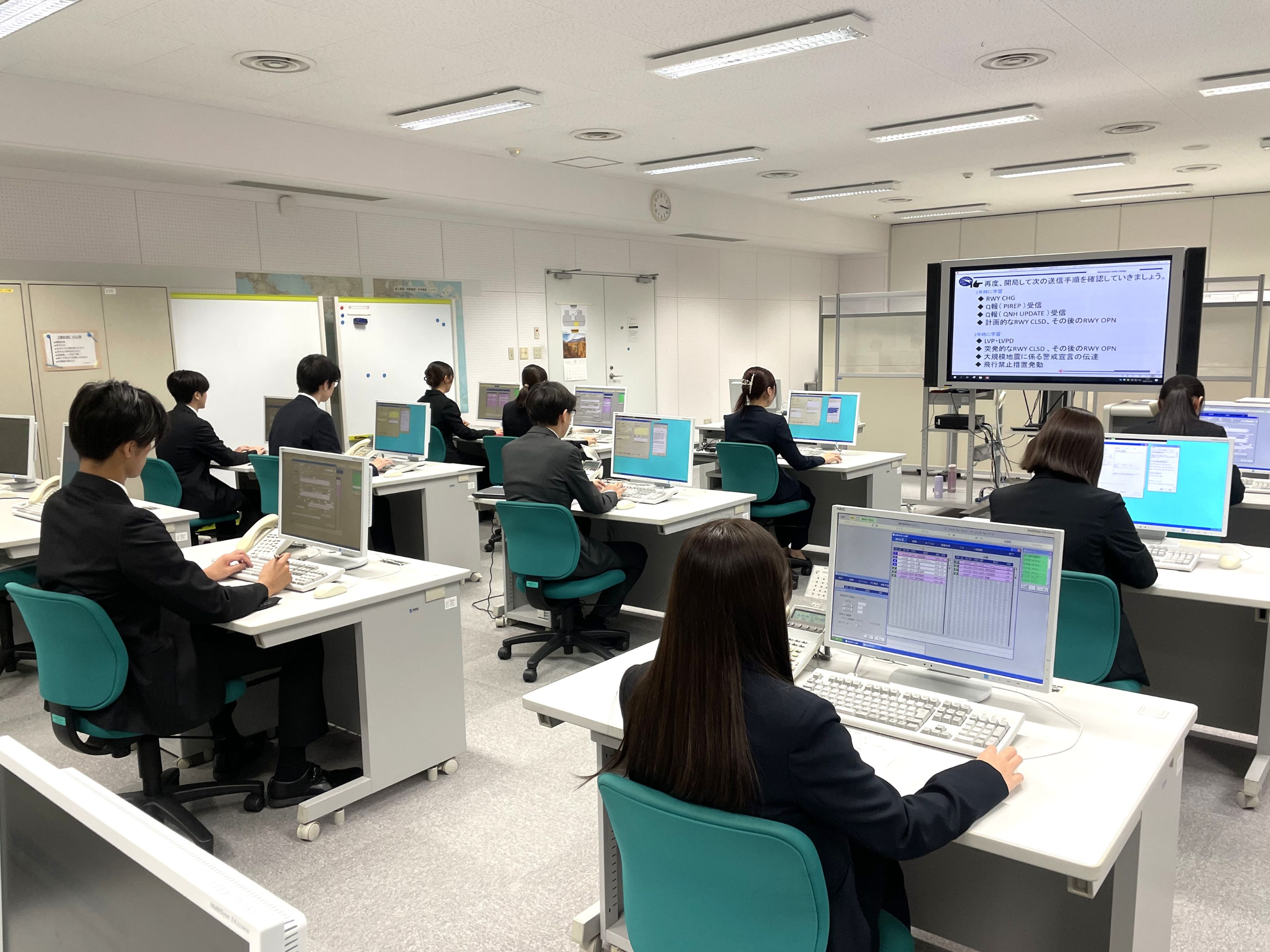 航空情報科（実習室：①運航援助情報）.jpg