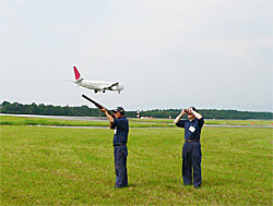 航空機の機首部分のアップ。鳥との衝突（バードストライク）への注意喚起イメージ。