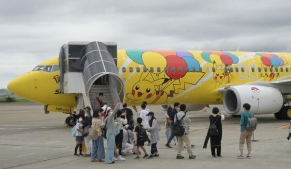 ピカチュウジェットの機体とチャーターフライトの様子