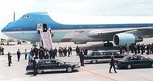 政府専用機の前で要人がタラップを使用して移動する様子