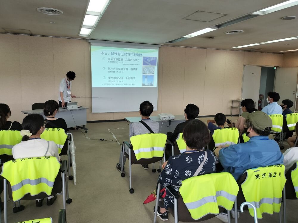 室内で、説明資料を用いた講習を受講している参加者の様子