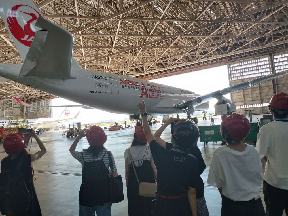 空港施設の高所から、滑走路や空港全体の様子を見学している参加者の様子