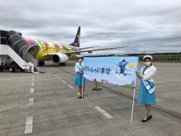 茨城空港でのピカチュウジェットのチャーターフライトの様子（機体と参加者）