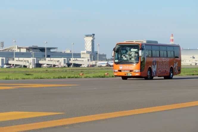 新潟空港で実施された親子滑走路バスツアーの様子