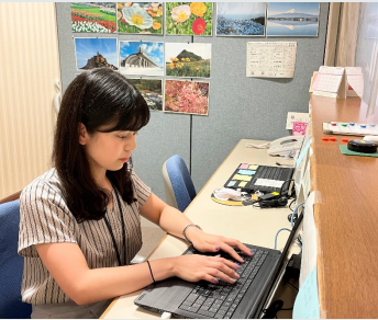 東京航空局総務部総務課で執務する若手職員の様子