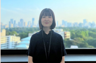 東京航空局庁舎内で撮影した若手職員の様子