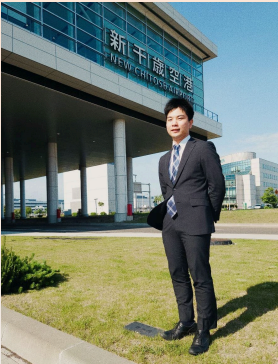 新千歳空港を背にして撮影した若手職員