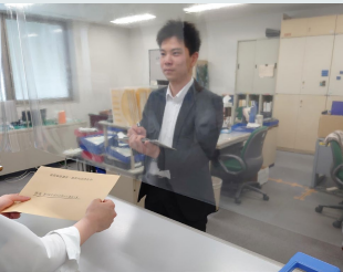 新千歳空港事務所内で若手職員が執務を行っている様子