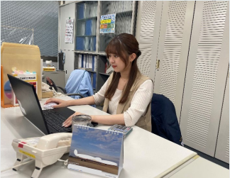 仙台空港事務所内で若手職員が執務を行っている様子